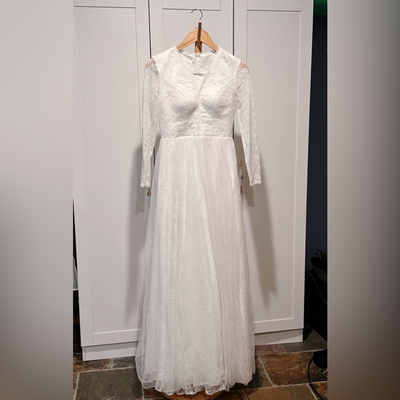 Elegant White Lace Dress - Picture 1 of 13